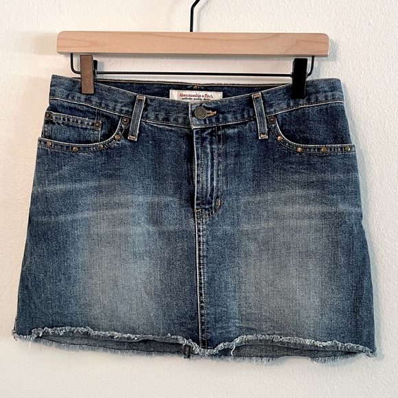 Abercrombie & Fitch Dresses & Skirts - Abercrombie & Fitch denim mini skirt. Size 4.